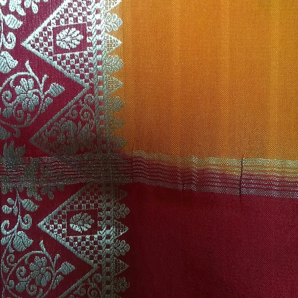 Sari: top/bottom.